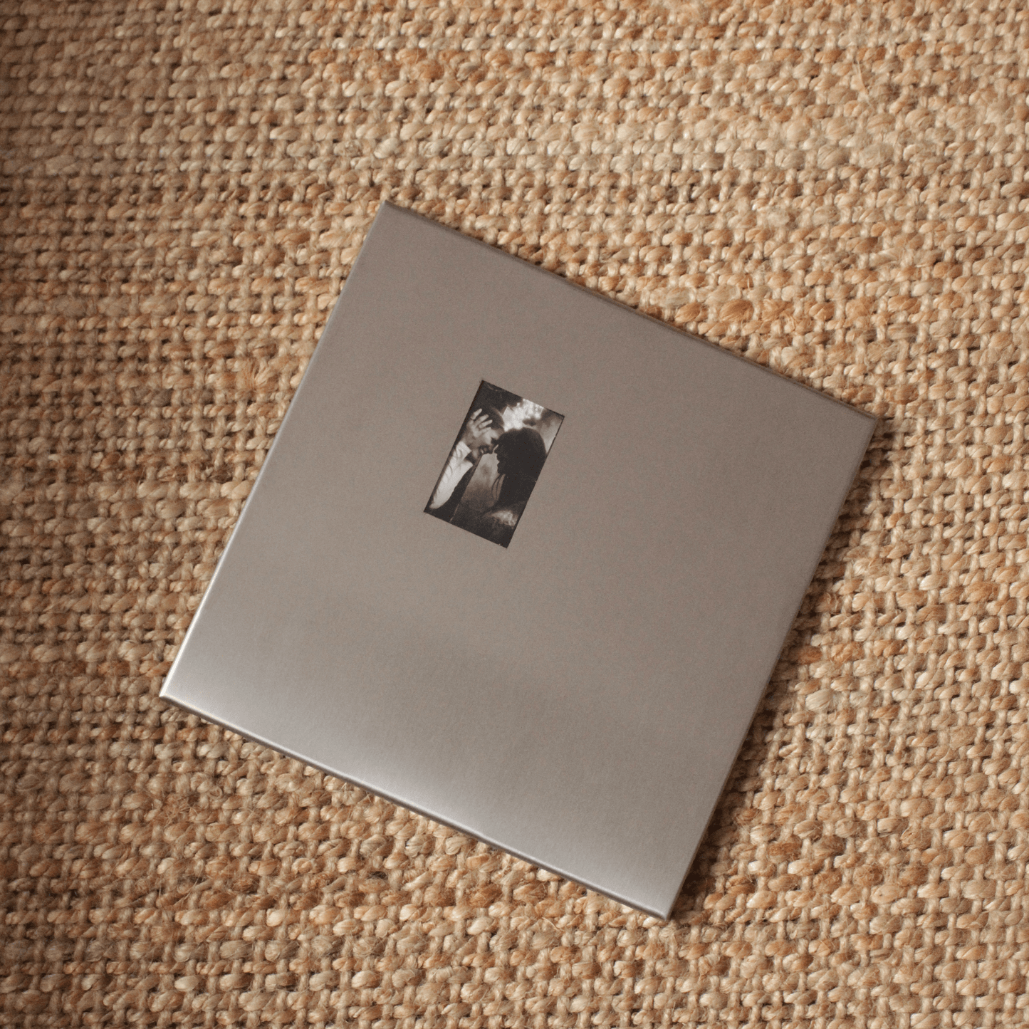 Metal Frame – Modern and Timeless Design